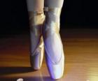 Τα πόδια ενός χορευτή μπαλέτου με τα παπούτσια